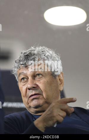 Mircea Lucescu im Einsatz beim UEFA Nations League -League B Group 3 Spiel zwischen Rumänien und Montenegro im Rapid Giulesti Stadium am 14. Juni 2022 in Bukarest, Rumänien. (Foto von Alex Nicodim/NurPhoto) Stockfoto