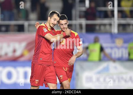 Stefan Mugosa und Vukan Savicevic im Einsatz beim UEFA Nations League -League B Group 3 Spiel zwischen Rumänien und Montenegro im Rapid Giulesti Stadium am 14. Juni 2022 in Bukarest, Rumänien. (Foto von Alex Nicodim/NurPhoto) Stockfoto