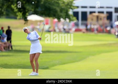 Jessica Korda von Jupiter, Florida, trifft vom Fairway 18. während der Finalrunde des Meijer LPGA Classic Golfturniers im Blythefield Country Club in Belmont, MI, USA, am Sonntag, 19. Juni 2022. (Foto von Amy Lemus/NurPhoto) Stockfoto