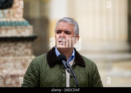 Der kolumbianische Präsident Ivan Duque gibt den Medien während der Wahlkundgebung für die Präsidentschaftswahlen zwischen dem linken Gustavo Petro und dem Unabhängigen Rodolfo Hernandez in Bogota, Kolumbien, am 19. Juni 2022 eine Stimme. (Foto von Sebastian Barros/NurPhoto) Stockfoto