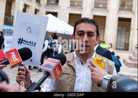 Der kolumbianische Nationalregistar Alexander Vega spricht während der Wahlkundgebung für die Präsidentschaftswahlen zwischen dem linken Gustavo Petro und dem unabhängigen Rodolfo Hernandez in Bogota, Kolumbien, am 19. Juni 2022, mit den Medien. (Foto von Sebastian Barros/NurPhoto) Stockfoto