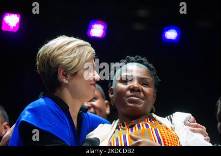 Die erste Dame Kolumbiens wählt Veronica Alcocer /(links) umarmt die designierte Vizepräsidentin Francia Marquez (rechts) während der Wahlkampffeier von Gustavo Petro, der die zweite Runde der Präsidentschaftswahlen in Kolumbien gewann, nachdem er 11 Millionen Stimmen abgegeben und 700,000 Stimmen gegenüber dem unabhängigen Rodolfo Hernandez in Bogota gewonnen hatte, Kolumbien 19. Juni 2022. (Foto von Sebastian Barros/NurPhoto) Stockfoto