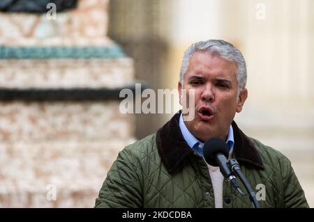 Der kolumbianische Präsident Ivan Duque gibt den Medien während der Wahlkundgebung für die Präsidentschaftswahlen zwischen dem linken Gustavo Petro und dem Unabhängigen Rodolfo Hernandez in Bogota, Kolumbien, am 19. Juni 2022 eine Stimme. (Foto von Sebastian Barros/NurPhoto) Stockfoto