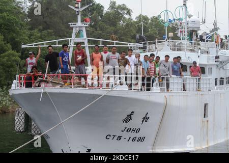 Ein Fischereischiff aus Taiwan und seine 22 Besatzungsmitglieder wurden am 19. Juni bei der Einreise in die Gewässer von North Aceh von der indonesischen Marine verhaftet. Die derzeit wegen Verstößen gegen das Seerechtsübereinkommen der Vereinten Nationen (UNCLOS) im Hafen von Krueng Geukueh in Nord-Aceh, am 21. Juni 2022, in der Provinz Aceh, Indonesien. (Foto von Fachrul Reza/NurPhoto) Stockfoto