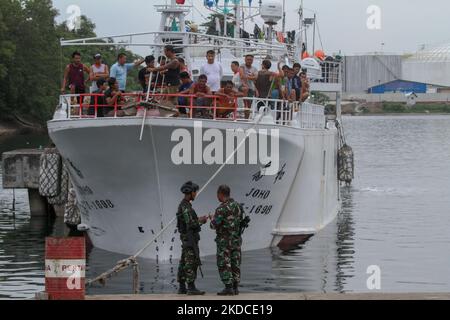 Ein Fischereischiff aus Taiwan und seine 22 Besatzungsmitglieder wurden am 19. Juni bei der Einreise in die Gewässer von North Aceh von der indonesischen Marine verhaftet. Die derzeit wegen Verstößen gegen das Seerechtsübereinkommen der Vereinten Nationen (UNCLOS) im Hafen von Krueng Geukueh in Nord-Aceh, am 21. Juni 2022, in der Provinz Aceh, Indonesien. (Foto von Fachrul Reza/NurPhoto) Stockfoto