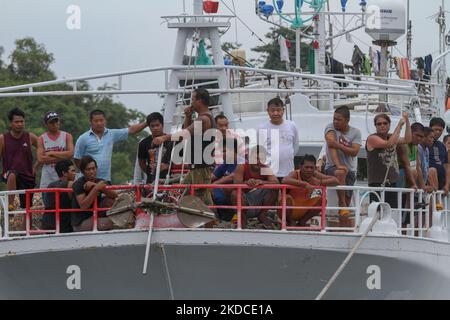 Ein Fischereischiff aus Taiwan und seine 22 Besatzungsmitglieder wurden am 19. Juni bei der Einreise in die Gewässer von North Aceh von der indonesischen Marine verhaftet. Die derzeit wegen Verstößen gegen das Seerechtsübereinkommen der Vereinten Nationen (UNCLOS) im Hafen von Krueng Geukueh in Nord-Aceh, am 21. Juni 2022, in der Provinz Aceh, Indonesien. (Foto von Fachrul Reza/NurPhoto) Stockfoto