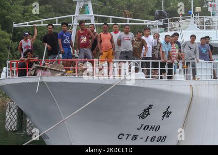 Ein Fischereischiff aus Taiwan und seine 22 Besatzungsmitglieder wurden am 19. Juni bei der Einreise in die Gewässer von North Aceh von der indonesischen Marine verhaftet. Die derzeit wegen Verstößen gegen das Seerechtsübereinkommen der Vereinten Nationen (UNCLOS) im Hafen von Krueng Geukueh in Nord-Aceh, am 21. Juni 2022, in der Provinz Aceh, Indonesien. (Foto von Fachrul Reza/NurPhoto) Stockfoto