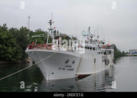 Ein Fischereischiff aus Taiwan und seine 22 Besatzungsmitglieder wurden am 19. Juni bei der Einreise in die Gewässer von North Aceh von der indonesischen Marine verhaftet. Die derzeit wegen Verstößen gegen das Seerechtsübereinkommen der Vereinten Nationen (UNCLOS) im Hafen von Krueng Geukueh in Nord-Aceh, am 21. Juni 2022, in der Provinz Aceh, Indonesien. (Foto von Fachrul Reza/NurPhoto) Stockfoto