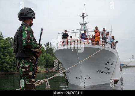 Ein Fischereischiff aus Taiwan und seine 22 Besatzungsmitglieder wurden am 19. Juni bei der Einreise in die Gewässer von North Aceh von der indonesischen Marine verhaftet. Die derzeit wegen Verstößen gegen das Seerechtsübereinkommen der Vereinten Nationen (UNCLOS) im Hafen von Krueng Geukueh in Nord-Aceh, am 21. Juni 2022, in der Provinz Aceh, Indonesien. (Foto von Fachrul Reza/NurPhoto) Stockfoto