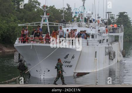 Ein Fischereischiff aus Taiwan und seine 22 Besatzungsmitglieder wurden am 19. Juni bei der Einreise in die Gewässer von North Aceh von der indonesischen Marine verhaftet. Die derzeit wegen Verstößen gegen das Seerechtsübereinkommen der Vereinten Nationen (UNCLOS) im Hafen von Krueng Geukueh in Nord-Aceh, am 21. Juni 2022, in der Provinz Aceh, Indonesien. (Foto von Fachrul Reza/NurPhoto) Stockfoto