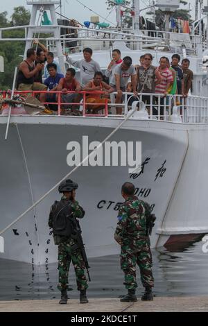 Ein Fischereischiff aus Taiwan und seine 22 Besatzungsmitglieder wurden am 19. Juni bei der Einreise in die Gewässer von North Aceh von der indonesischen Marine verhaftet. Die derzeit wegen Verstößen gegen das Seerechtsübereinkommen der Vereinten Nationen (UNCLOS) im Hafen von Krueng Geukueh in Nord-Aceh, am 21. Juni 2022, in der Provinz Aceh, Indonesien. (Foto von Fachrul Reza/NurPhoto) Stockfoto