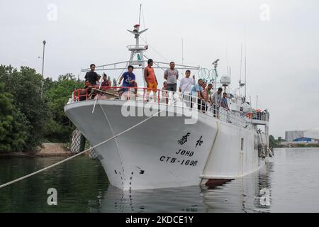 Ein Fischereischiff aus Taiwan und seine 22 Besatzungsmitglieder wurden am 19. Juni bei der Einreise in die Gewässer von North Aceh von der indonesischen Marine verhaftet. Die derzeit wegen Verstößen gegen das Seerechtsübereinkommen der Vereinten Nationen (UNCLOS) im Hafen von Krueng Geukueh in Nord-Aceh, am 21. Juni 2022, in der Provinz Aceh, Indonesien. (Foto von Fachrul Reza/NurPhoto) Stockfoto