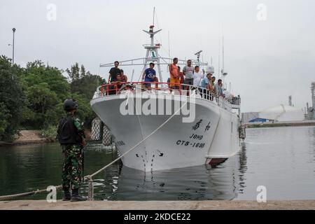 Ein Fischereischiff aus Taiwan und seine 22 Besatzungsmitglieder wurden am 19. Juni bei der Einreise in die Gewässer von North Aceh von der indonesischen Marine verhaftet. Die derzeit wegen Verstößen gegen das Seerechtsübereinkommen der Vereinten Nationen (UNCLOS) im Hafen von Krueng Geukueh in Nord-Aceh, am 21. Juni 2022, in der Provinz Aceh, Indonesien. (Foto von Fachrul Reza/NurPhoto) Stockfoto