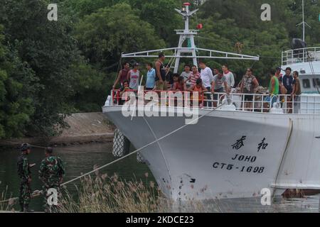 Ein Fischereischiff aus Taiwan und seine 22 Besatzungsmitglieder wurden am 19. Juni bei der Einreise in die Gewässer von North Aceh von der indonesischen Marine verhaftet. Die derzeit wegen Verstößen gegen das Seerechtsübereinkommen der Vereinten Nationen (UNCLOS) im Hafen von Krueng Geukueh in Nord-Aceh, am 21. Juni 2022, in der Provinz Aceh, Indonesien. (Foto von Fachrul Reza/NurPhoto) Stockfoto