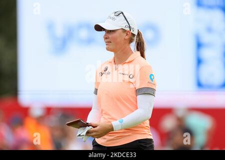 Jennifer Kupcho aus Westminster, Colorado, geht nach dem Gewinn des Turniers in einem plötzlichen Todeskampf nach Abschluss der Endrunde des Meijer LPGA Classic Golfturniers im Blythefield Country Club in Belmont, MI, USA, am Sonntag, den 19. Juni 2022, vom Grün aus. (Foto von Amy Lemus/NurPhoto) Stockfoto