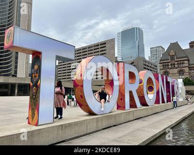 Toronto Schild am Nathan Phillips Square in der Innenstadt von Toronto, Ontario, Kanada, am 20. Juli 2022. (Foto von Creative Touch Imaging Ltd./NurPhoto) Stockfoto