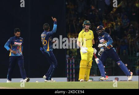 Jeffrey Vandersay aus Sri Lanka feiert nach der Aufnahme von Marnus Labuschagne in Australien im Rahmen des One Day International Spiels 4. zwischen Sri Lanka und Australien am 21. Juni 2022 im R. Premadasa Stadium in Colombo, Sri Lanka. Stockfoto