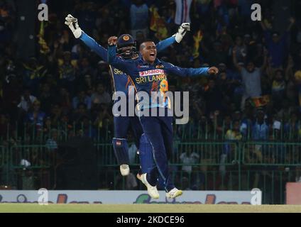 Jeffrey Vandersay aus Sri Lanka feiert nach der Aufnahme von Marnus Labuschagne in Australien im Rahmen des One Day International Spiels 4. zwischen Sri Lanka und Australien am 21. Juni 2022 im R. Premadasa Stadium in Colombo, Sri Lanka. Stockfoto