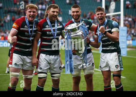 LONDON ENGLAND - JUNI 18 :L-R Ollie Chesum von Leicester Tigers , Harry Wells von Leicester Tigers, George Martin von Leicester Ti und Freddie Steward von Leicester Tigers halten die Premiership Trophy während des Gallagher English Premiership Finals zwischen Saracens gegen Leicester Tigers im Twickenham Stadion, London am 18.. Juni , 2022 (Foto von Action Foto Sport/NurPhoto) Stockfoto