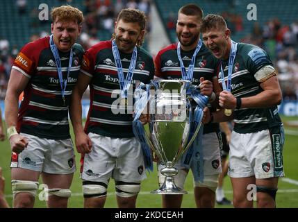 LONDON ENGLAND - JUNI 18 :L-R Ollie Chesum von Leicester Tigers , Harry Wells von Leicester Tigers, George Martin von Leicester Ti und Freddie Steward von Leicester Tigers halten die Premiership Trophy während des Gallagher English Premiership Finals zwischen Saracens gegen Leicester Tigers im Twickenham Stadion, London am 18.. Juni , 2022 (Foto von Action Foto Sport/NurPhoto) Stockfoto