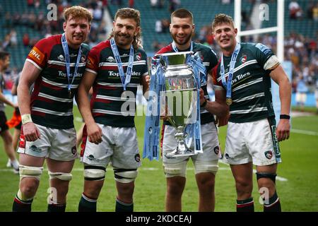 LONDON ENGLAND - JUNI 18 :L-R Ollie Chesum von Leicester Tigers , Harry Wells von Leicester Tigers, George Martin von Leicester Ti und Freddie Steward von Leicester Tigers halten die Premiership Trophy während des Gallagher English Premiership Finals zwischen Saracens gegen Leicester Tigers im Twickenham Stadion, London am 18.. Juni , 2022 (Foto von Action Foto Sport/NurPhoto) Stockfoto