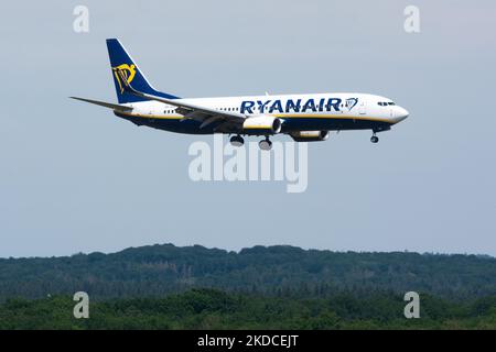 Eine irische Fluggesellschaft von Ryanair kommt am 21. Juni 2022 am Flughafen Köln/Bonn in Köln an, da die Fluggesellschaft während der Weihnachtszeit mit Personalmangel zu kämpfen hat (Foto: Ying Tang/NurPhoto) Stockfoto
