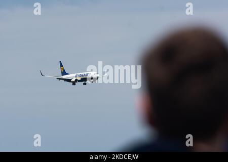 Eine irische Fluggesellschaft von Ryanair kommt am 21. Juni 2022 am Flughafen Köln/Bonn in Köln an, da die Fluggesellschaft während der Weihnachtszeit mit Personalmangel zu kämpfen hat (Foto: Ying Tang/NurPhoto) Stockfoto