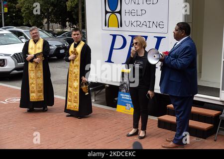 Am 21. Juni 2022 halten Beamte von United Help Ukraine und Pacific Engineering Inc. Eine Zeremonie mit den Vätern Robert und Andrii vom Ukrainischen Katholischen Nationalheiligtum der Heiligen Familie im Holodomor Memorial in Washington, D.C., ab. Ankündigung der Spende einer umfunktionierten mobilen medizinischen Klinik für Lastwagen für einen schnellen Einsatz in der Ukraine. (Foto von Bryan Olin Dozier/NurPhoto) Stockfoto