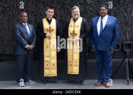 Die Väter Andrii und Robert vom Ukrainischen Katholischen Nationalschrein der Heiligen Familie, Zentrum, posieren für ein Foto mit Mitgliedern von Pacific Engineering Inc. Während einer Zeremonie am Holodomor Memorial in Washington, D.C., am 21. Juni, 2022 Ankündigung der Spende einer umfunktionierten mobilen medizinischen Klinik für Lastwagen für einen schnellen Einsatz in der Ukraine. (Foto von Bryan Olin Dozier/NurPhoto) Stockfoto