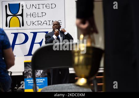 Ein Geistlicher des Ukrainischen Katholischen Nationalheiligtums der Heiligen Familie hält einen heiligen Wasserkrug, während Beamte von United Help Ukraine und Pacific Engineering Inc. Am 21. Juni 2022 eine Zeremonie im Holodomor Memorial in Washington, D.C., abhalten. Ankündigung der Spende einer umfunktionierten mobilen medizinischen Klinik für Lastwagen für einen schnellen Einsatz in der Ukraine. (Foto von Bryan Olin Dozier/NurPhoto) Stockfoto