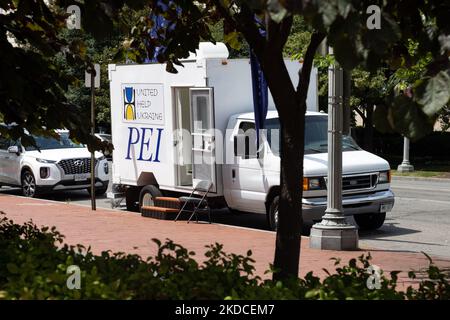 Eine gespendete mobile medizinische Klinik wird am 21. Juni 2022 am Holodomor Memorial in Washington, D.C. gesehen, während Beamte von United Help Ukraine und Pacific Engineering Inc. Eine Einweihungszeremonie und den Segen für den schnellen Einsatz der Einheit in der Ukraine abhalten. (Foto von Bryan Olin Dozier/NurPhoto) Stockfoto