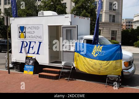 Eine gespendete mobile medizinische Klinik wird am 21. Juni 2022 am Holodomor Memorial in Washington, D.C. gesehen, während Beamte von United Help Ukraine und Pacific Engineering Inc. Eine Einweihungszeremonie und den Segen für den schnellen Einsatz der Einheit in der Ukraine abhalten. (Foto von Bryan Olin Dozier/NurPhoto) Stockfoto