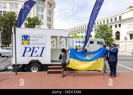 Eine gespendete mobile medizinische Klinik wird am 21. Juni 2022 am Holodomor Memorial in Washington, D.C. gesehen, während Beamte von United Help Ukraine und Pacific Engineering Inc. Eine Einweihungszeremonie und den Segen für den schnellen Einsatz der Einheit in der Ukraine abhalten. (Foto von Bryan Olin Dozier/NurPhoto) Stockfoto