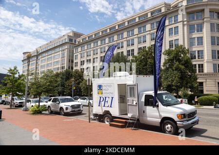 Eine gespendete mobile medizinische Klinik wird am 21. Juni 2022 am Holodomor Memorial in Washington, D.C. gesehen, während Beamte von United Help Ukraine und Pacific Engineering Inc. Eine Einweihungszeremonie und den Segen für den schnellen Einsatz der Einheit in der Ukraine abhalten. (Foto von Bryan Olin Dozier/NurPhoto) Stockfoto