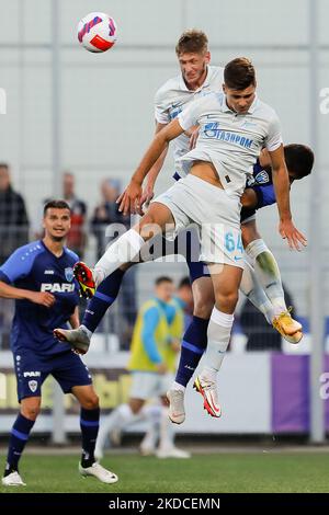 Dmitri Chistyakov (2. L) und Kirill Kravtsov (64) von Zenit St. Petersburg kämpfen während des PARI Premier Cup Vorsaison-Turniers zwischen Zenit St. Petersburg und Pari Nischni Nowgorod am 21. Juni 2022 im Smena Stadium in Sankt Petersburg, Russland, um einen Header mit dem Islam Maschukow von Pari Nischni Nowgorod. (Foto von Mike Kireev/NurPhoto) Stockfoto