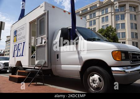 Eine gespendete mobile medizinische Klinik wird am 21. Juni 2022 am Holodomor Memorial in Washington, D.C. gesehen, während Beamte von United Help Ukraine und Pacific Engineering Inc. Eine Einweihungszeremonie und den Segen für den schnellen Einsatz der Einheit in der Ukraine abhalten. (Foto von Bryan Olin Dozier/NurPhoto) Stockfoto