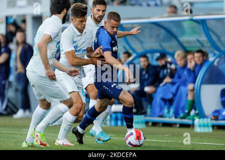 Kirill Kravtsov (2. L) von Zenit St. Petersburg und Dmitri Rybchinsky (R) von Pari Nischni Nowgorod wetteifern am 21. Juni 2022 im Smena-Stadion in Sankt Petersburg um den Ball beim PARI Premier Cup Vorsaison-Turnierspiel zwischen Zenit St. Petersburg und Pari Nischni Nowgorod. (Foto von Mike Kireev/NurPhoto) Stockfoto