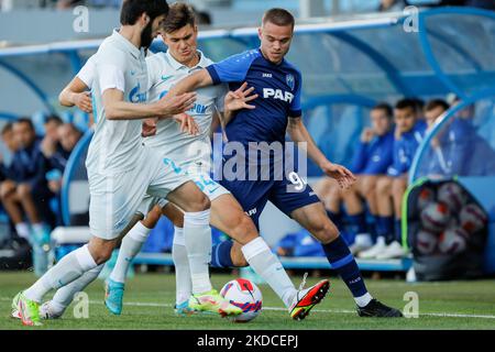 Kirill Kravtsov (2. L) von Zenit St. Petersburg und Dmitri Rybchinsky (R) von Pari Nischni Nowgorod wetteifern am 21. Juni 2022 im Smena-Stadion in Sankt Petersburg um den Ball beim PARI Premier Cup Vorsaison-Turnierspiel zwischen Zenit St. Petersburg und Pari Nischni Nowgorod. (Foto von Mike Kireev/NurPhoto) Stockfoto