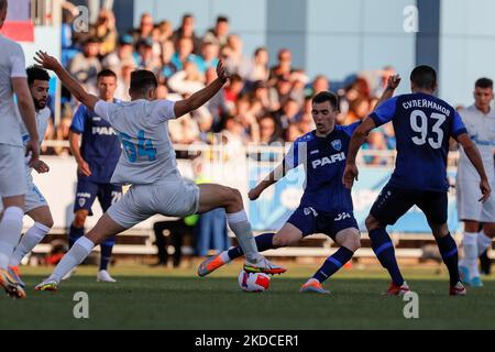 Kirill Kravtsov (64) von Zenit St. Petersburg und Ilya Berkovsky (3. R) von Pari Nischni Nowgorod wetteifern am 21. Juni 2022 im Smena-Stadion in Sankt Petersburg, Russland, um den Ball beim PARI Premier Cup Vorsaison-Turnierspiel zwischen Zenit St. Petersburg und Pari Nischni Nowgorod. (Foto von Mike Kireev/NurPhoto) Stockfoto