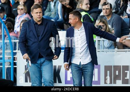 Die ehemaligen Zenit-Spieler Vladislav Radimov (L) und Vladimir Bystrov nehmen am PARI Premier Cup Vorsaison-Turnier-Spiel zwischen Zenit St. Petersburg und Pari Nischni Nowgorod am 21. Juni 2022 im Smena-Stadion in Sankt Petersburg, Russland, Teil. (Foto von Mike Kireev/NurPhoto) Stockfoto