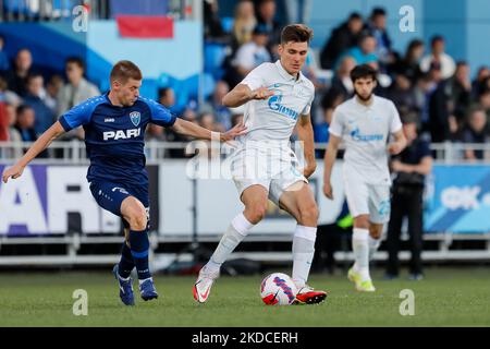 Kirill Kravtsov (C) von Zenit St. Petersburg wetteiferte um den Ball mit Albert Sharipov (L) von Pari Nischni Nowgorod während des PARI Premier Cup Vorsaison-Turnierspiels zwischen Zenit St. Petersburg und Pari Nischni Nowgorod am 21. Juni 2022 im Smena-Stadion in Sankt Petersburg, Russland. (Foto von Mike Kireev/NurPhoto) Stockfoto