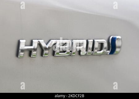 Das Toyota Hybrid-Logo ist am 21. Juni 2022 in Krakau, Polen, auf einem Auto zu sehen. (Foto von Jakub Porzycki/NurPhoto) Stockfoto