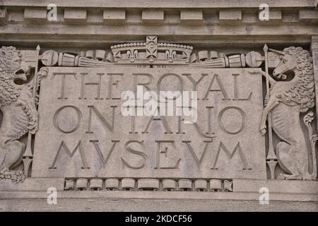 Detail der dekorativen Elemente, die das Gebäude des Royal Ontario Museums im Zentrum von Toronto, Ontario, Kanada, am 20. Juli 2022 schmücken. Das Royal Ontario Museum ist ein Museum für Kunst, Weltkultur und Naturgeschichte in Toronto, Ontario, Kanada. Es ist eines der größten Museen in Nordamerika und das größte in Kanada. (Foto von Creative Touch Imaging Ltd./NurPhoto) Stockfoto