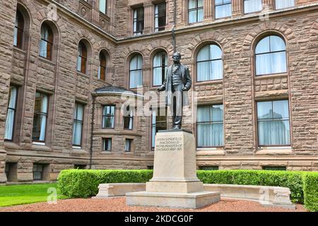 Statue von John Sandfield Macdonald, der von 1867 bis 1871 die erste Premiere von Ontario war, vor dem Ontario Legislative Building in Toronto, Ontario, Kanada, am 20. Juni 2022. Das Legislativgebäude von Ontario beherbergt die Vizegouveräntsuite des Vizegouverneurs von Ontario, die Legislativversammlung von Ontario und Büros für Mitglieder des provinzparlaments (MPPS). (Foto von Creative Touch Imaging Ltd./NurPhoto) Stockfoto