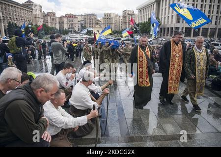 Verwandte, Freunde und Kameraden nehmen an der Beerdigungszeremonie für Oleg Kutsyn, den Kommandeur des Bataillons Karpatska sich, Teil, der während des Angriffs Russlands auf die Ukraine in einem Kampf gegen russische Truppen auf dem Unabhängigkeitsplatz in Kiew, Ukraine, am 22. Juni 2022 getötet wurde. (Foto von Maxym Marusenko/NurPhoto) Stockfoto