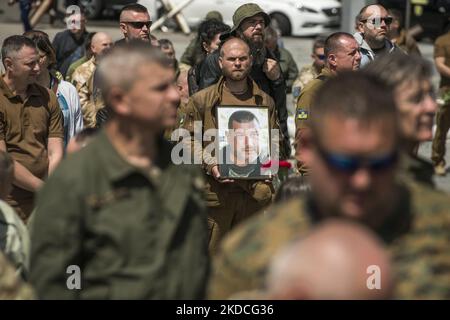 Verwandte, Freunde und Kameraden nehmen an der Beerdigungszeremonie für Oleg Kutsyn, den Kommandeur des Bataillons Karpatska sich, Teil, der während des Angriffs Russlands auf die Ukraine in einem Kampf gegen russische Truppen auf dem Unabhängigkeitsplatz in Kiew, Ukraine, am 22. Juni 2022 getötet wurde. (Foto von Maxym Marusenko/NurPhoto) Stockfoto