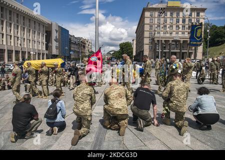 Verwandte, Freunde und Kameraden nehmen an der Beerdigungszeremonie für Oleg Kutsyn, den Kommandeur des Bataillons Karpatska sich, Teil, der während des Angriffs Russlands auf die Ukraine in einem Kampf gegen russische Truppen auf dem Unabhängigkeitsplatz in Kiew, Ukraine, am 22. Juni 2022 getötet wurde. (Foto von Maxym Marusenko/NurPhoto) Stockfoto