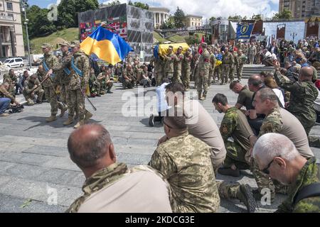 Verwandte, Freunde und Kameraden nehmen an der Beerdigungszeremonie für Oleg Kutsyn, den Kommandeur des Bataillons Karpatska sich, Teil, der während des Angriffs Russlands auf die Ukraine in einem Kampf gegen russische Truppen auf dem Unabhängigkeitsplatz in Kiew, Ukraine, am 22. Juni 2022 getötet wurde. (Foto von Maxym Marusenko/NurPhoto) Stockfoto