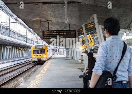 Am 22. Juni 2022 erwartet die Bevölkerung die Ankunft eines Zuges der Comboios de Portugal (Portugiesische Eisenbahn) am Bahnhof Campanha in Porto, Portugal. Aufgrund eines Streiks, der von den Eisenbahngewerkschaften organisiert wurde, haben Teilstreiks den Verkehr insbesondere in den Regionen Porto und Lissabon beeinträchtigt. (Foto von Emmanuele Contini/NurPhoto) Stockfoto