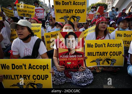 (DATEI-FOTO) Ein Protestler hält ein Plakat mit einem Bild von Aung San Suu Kyi während einer Demonstration gegen den Militärputsch in der Nähe der Sule Pagode im Zentrum von Yangon, Myanmar am 22. Februar 2021 (neu aufgelegt am 23. Juni 2022). Die Junta bestätigte heute, dass der gestürzten zivilen Führerin Aung San Suu Kyi in ein Gefängnis in Naypyitaw verlegt worden war. (Foto von STR/NurPhoto) Stockfoto